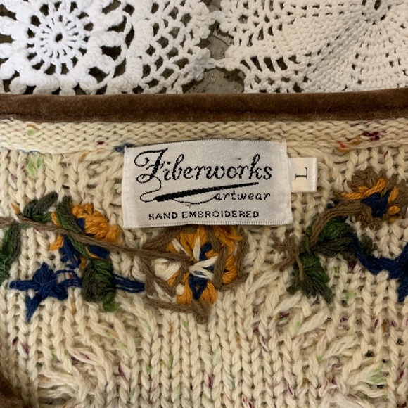 SALE Vintage hand embroidered cable knit cardigan with wooden buttons oversized - Picture 6 of 11